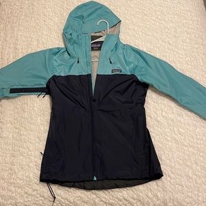 Patagonia torrentshell 3L.